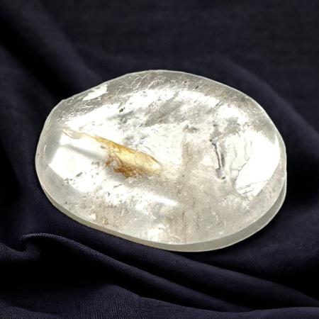 Galet cristal de roche avec inclusions de fer Madagascar A
