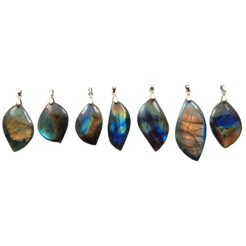 Pendentif labradorite multicolore Madagascar A forme libre 