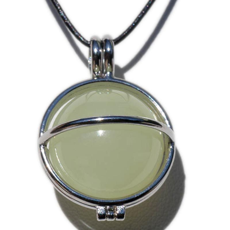 Pendentif boule jade vert de Chine dans cage acier inoxydable